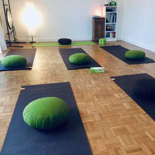 Mona Villacres © La Spirale Yoga Therapy Center © cours de yoga