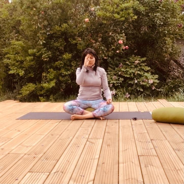 Mona Villacres © La Spirale Yoga Therapy Center © cours de yoga
